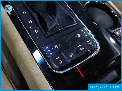 KIA CARNIVAL GASOLINE 7-SEATER HI-LIMOUSINE