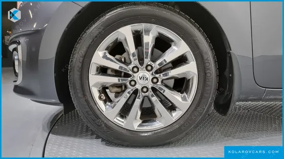 KIA CARNIVAL 9-SEATER NOBLESSE