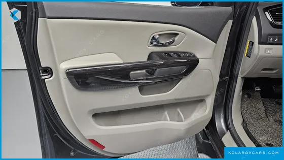 KIA CARNIVAL 7-SEATER LIMOUSINE