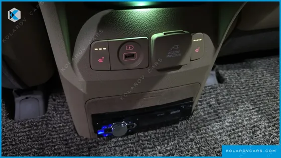 KIA CARNIVAL GASOLINE 7-SEATER HI-LIMOUSINE