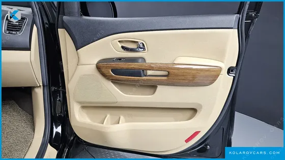 KIA CARNIVAL 9-SEATER HI-LIMOUSINE