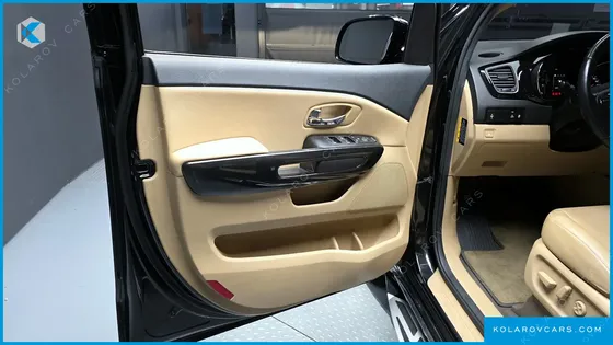 KIA CARNIVAL 9-SEATER PRESTIGE