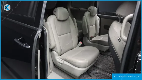 KIA CARNIVAL 9-SEATER PRESTIGE