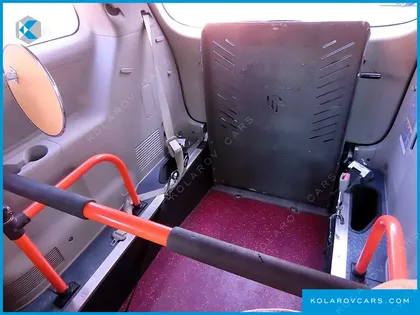 KIA CARNIVAL 6-SEATER WHEELCHAIR LIFT