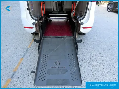 KIA CARNIVAL 6-SEATER WHEELCHAIR LIFT