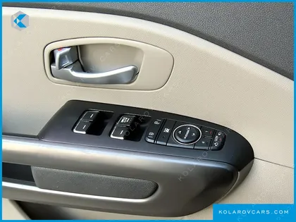 KIA CARNIVAL 6-SEATER WHEELCHAIR LIFT