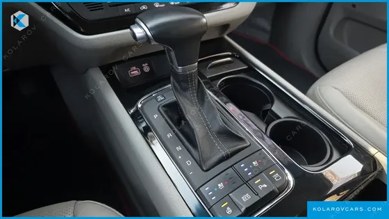 KIA CARNIVAL GASOLINE 7-SEATER LIMOUSINE