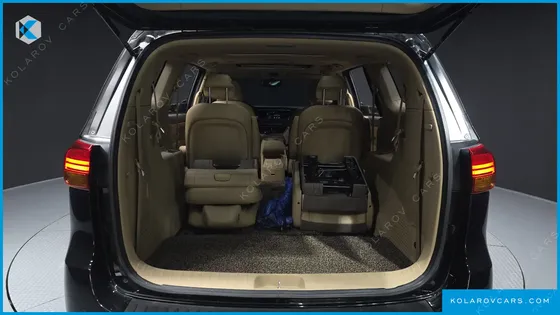 KIA CARNIVAL 9-SEATER LUXURY