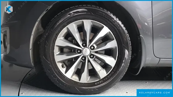 KIA CARNIVAL 9-SEATER LUXURY