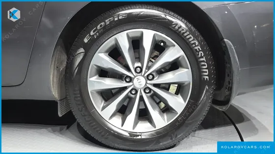 KIA CARNIVAL 9-SEATER LUXURY