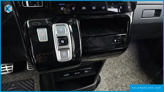 HYUNDAI STARIA 4WD LOUNGE 7-SEATER