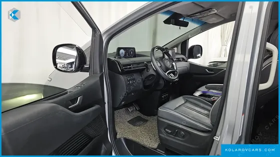 HYUNDAI STARIA 4WD LOUNGE 7-SEATER