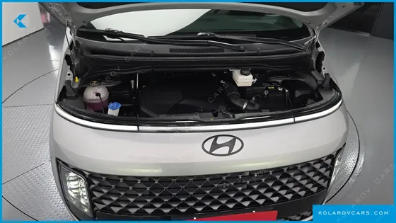 HYUNDAI STARIA 4WD LOUNGE 9-SEATER
