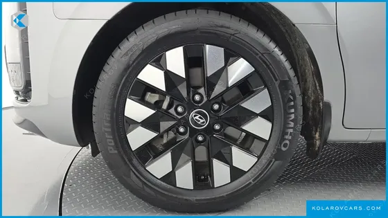 HYUNDAI STARIA 4WD LOUNGE 9-SEATER