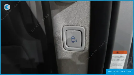 HYUNDAI STARIA 4WD LOUNGE 9-SEATER