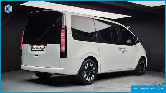 HYUNDAI STARIA 4WD LOUNGE 9-SEATER
