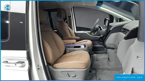 HYUNDAI STARIA 4WD LOUNGE 9-SEATER
