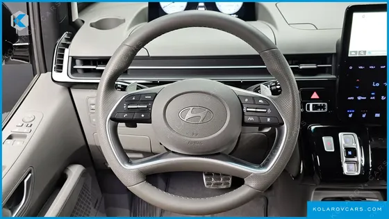HYUNDAI STARIA 4WD LOUNGE 9-SEATER