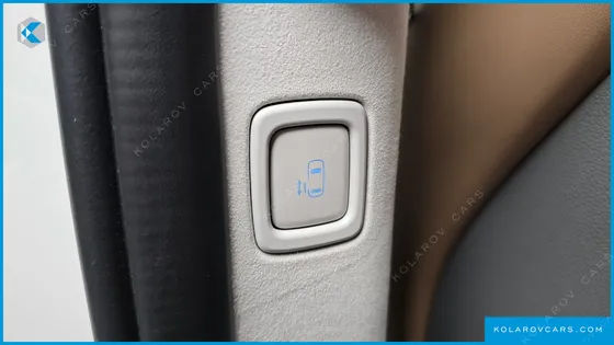 HYUNDAI STARIA 4WD LOUNGE 9-SEATER