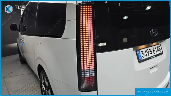 HYUNDAI STARIA 4WD LOUNGE 9-SEATER