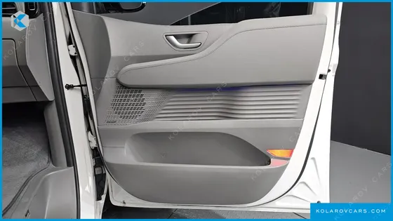 HYUNDAI STARIA 4WD LOUNGE 9-SEATER