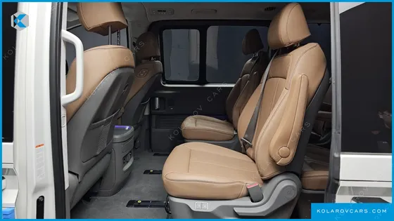 HYUNDAI STARIA 4WD LOUNGE 9-SEATER