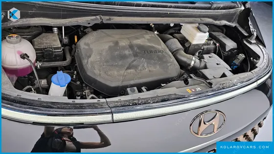 HYUNDAI STARIA 4WD LOUNGE 9-SEATER