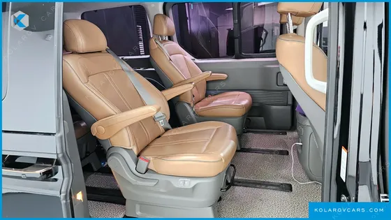 HYUNDAI STARIA 4WD LOUNGE 9-SEATER