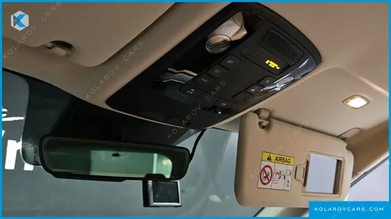 KIA CARNIVAL GASOLINE 9-SEATER SIGNATURE