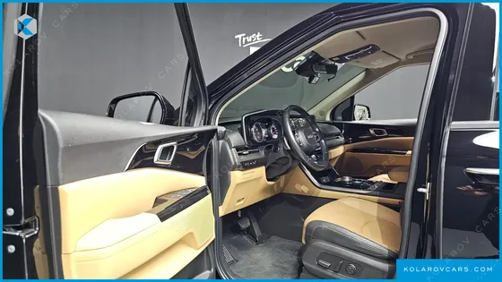 KIA CARNIVAL GASOLINE 7-SEATER NOBLESSE