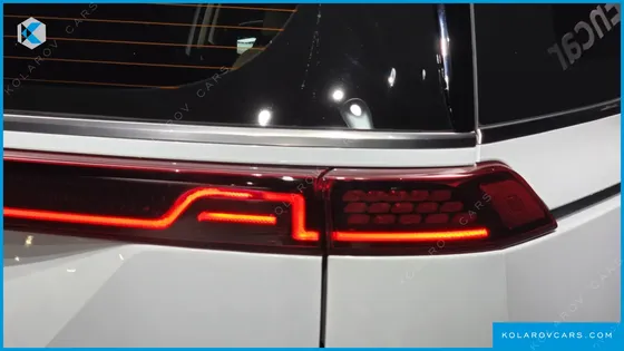 KIA CARNIVAL GASOLINE 7-SEATER SIGNATURE