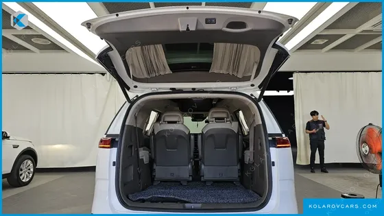 KIA CARNIVAL GASOLINE 7-SEATER HI-LIMOUSINE