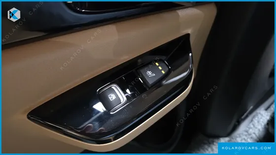 KIA CARNIVAL GASOLINE 11-SEATER SIGNATURE
