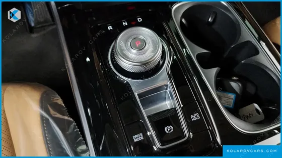 KIA CARNIVAL GASOLINE 7-SEATER NOBLESSE