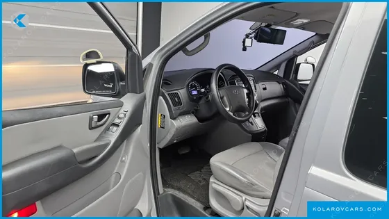HYUNDAI STAREX VAN 3-SEATER