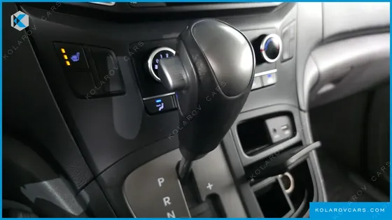 HYUNDAI STAREX VAN 5-SEATER