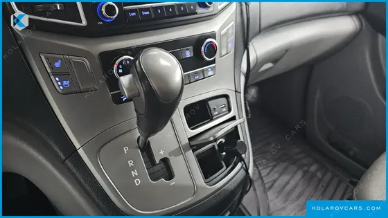 HYUNDAI STAREX VAN 5-SEATER