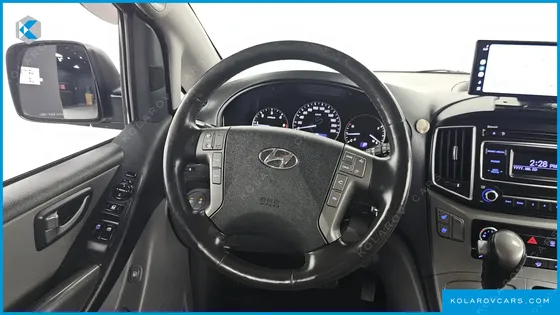 HYUNDAI STAREX VAN 5-SEATER