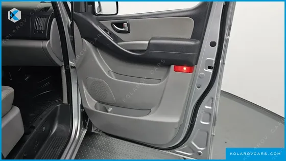 HYUNDAI STAREX VAN 5-SEATER