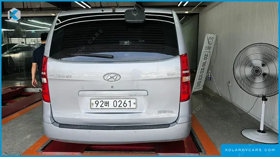HYUNDAI STAREX VAN 5-SEATER