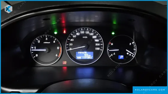HYUNDAI STAREX VAN 5-SEATER