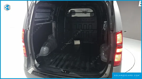 HYUNDAI STAREX VAN 5-SEATER