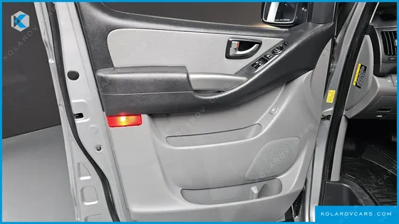 HYUNDAI STAREX VAN 5-SEATER