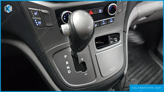 HYUNDAI STAREX VAN 5-SEATER