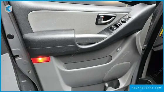 HYUNDAI STAREX VAN 5-SEATER