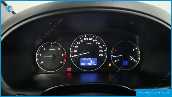 HYUNDAI STAREX VAN 5-SEATER