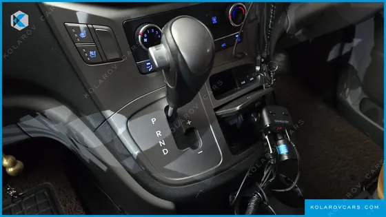HYUNDAI STAREX VAN 5-SEATER