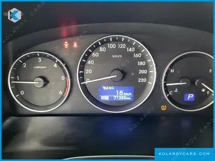 HYUNDAI STAREX VAN 3-SEATER