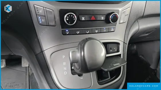 HYUNDAI STAREX VAN 3-SEATER