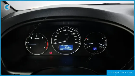 HYUNDAI STAREX VAN 5-SEATER
